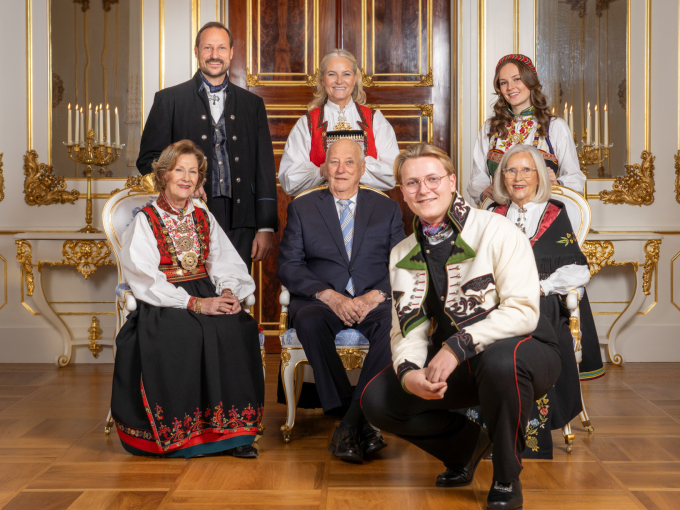Familiebilde tatt på Slottet i høve markeringa av myndigheitsdagen. Foto: Heiko Junge / NTB
